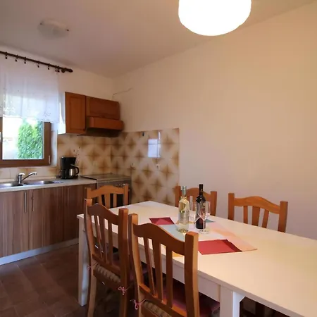 Apartment Palma In Strandnaehe Mit Garten Grill Porec