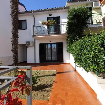 Palma In Strandnaehe Mit Garten Grill Apartment Porec